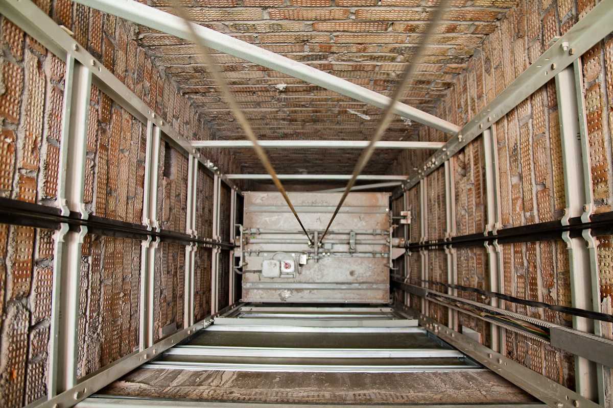 кирпичная шахта лифта